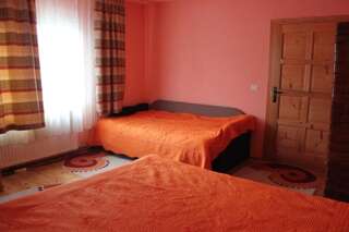 Гостевой дом Teo Guesthouse Бран Четырехместный номер с собственной ванной комнатой вне номера-2